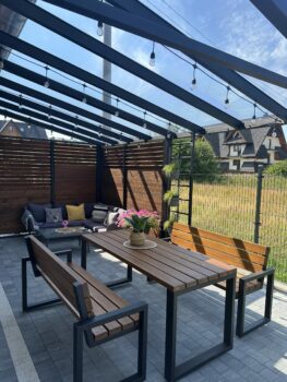 „Dla naszych gości przygotowaliśmy przytulne patio – idealne miejsce na relaks, grillowanie i wiele innych przyjemności.”